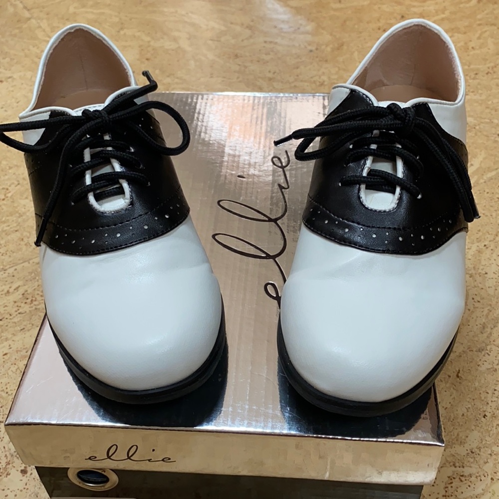 EUC with box Ellie saddle shoes 1 inch heel size 7